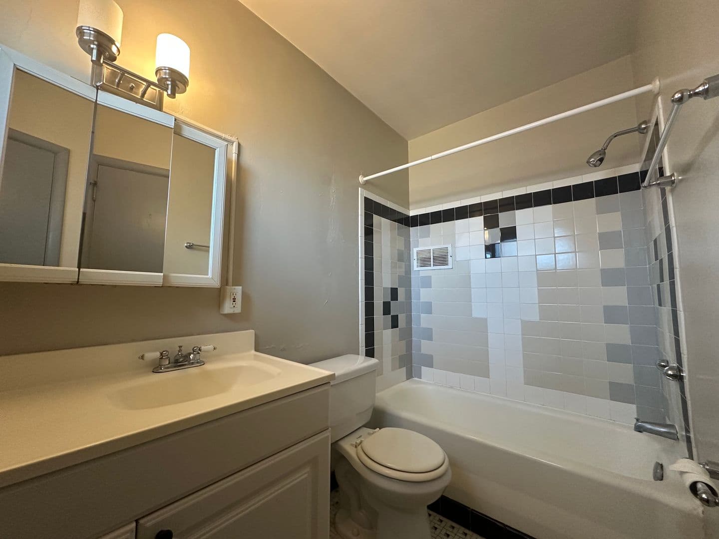 Milwaukee Apartment: 1026 E Lyon St