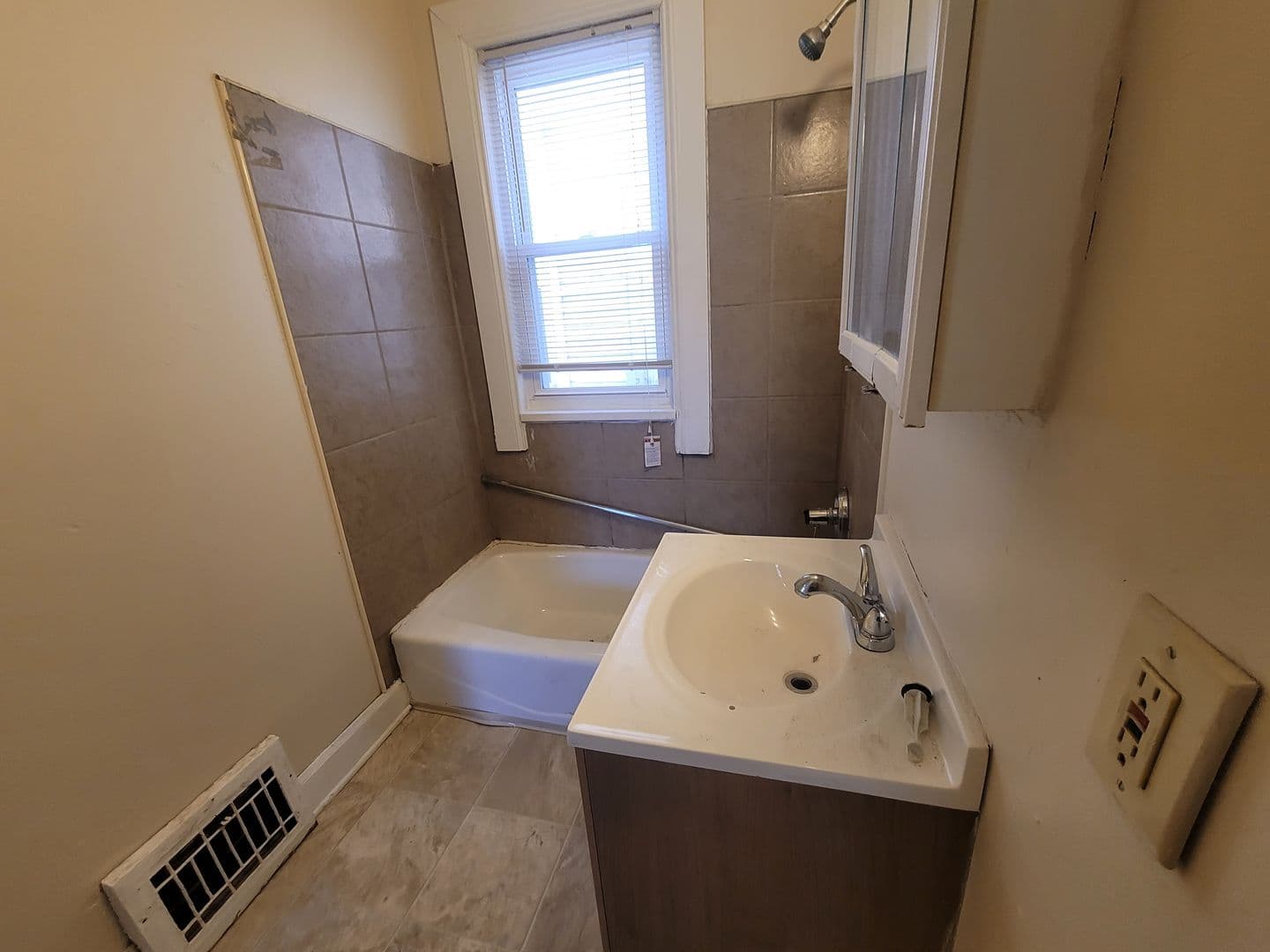Milwaukee Apartment: 421-425 W. Washington St.