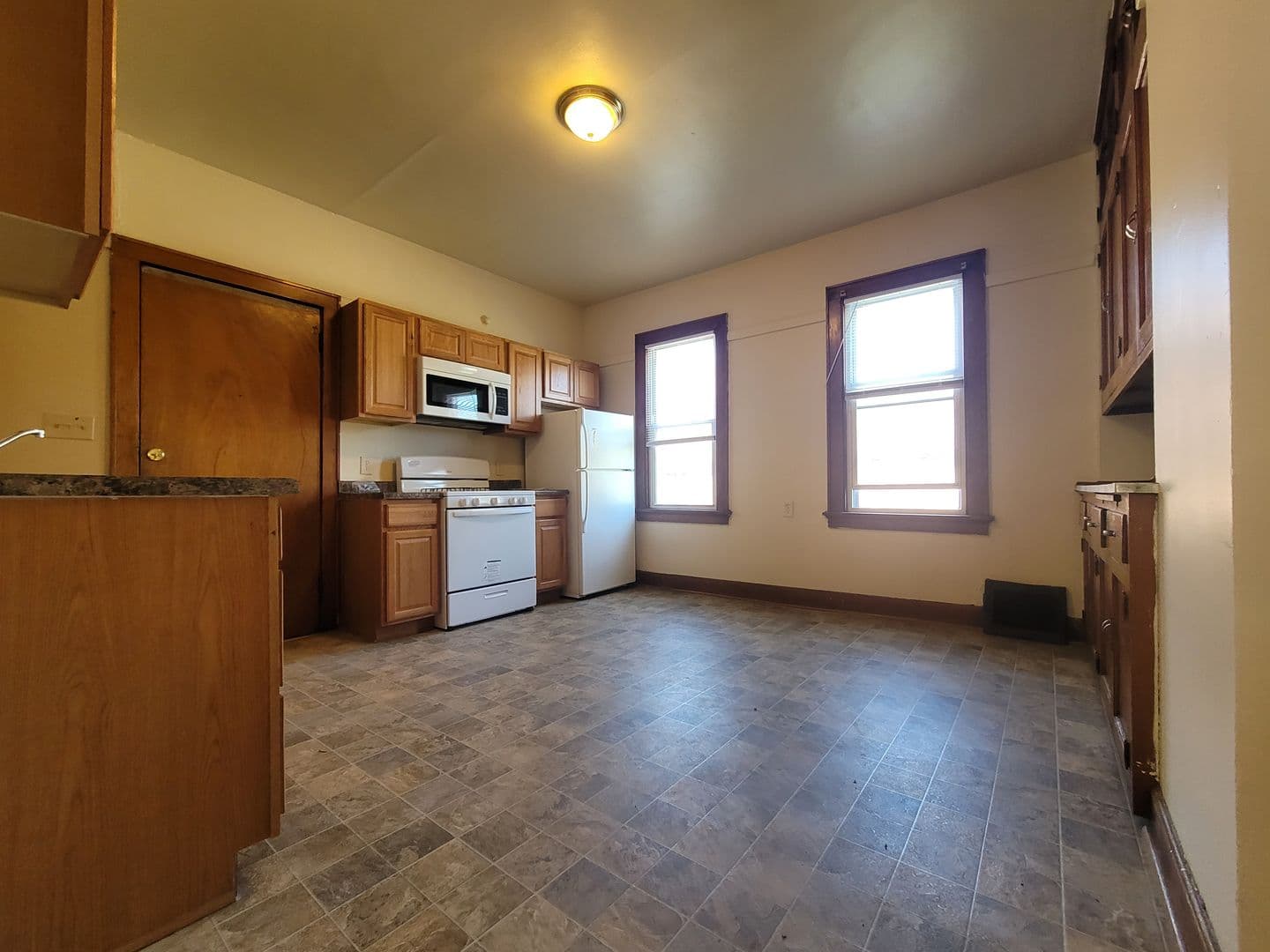 Milwaukee Apartment: 421-425 W. Washington St.