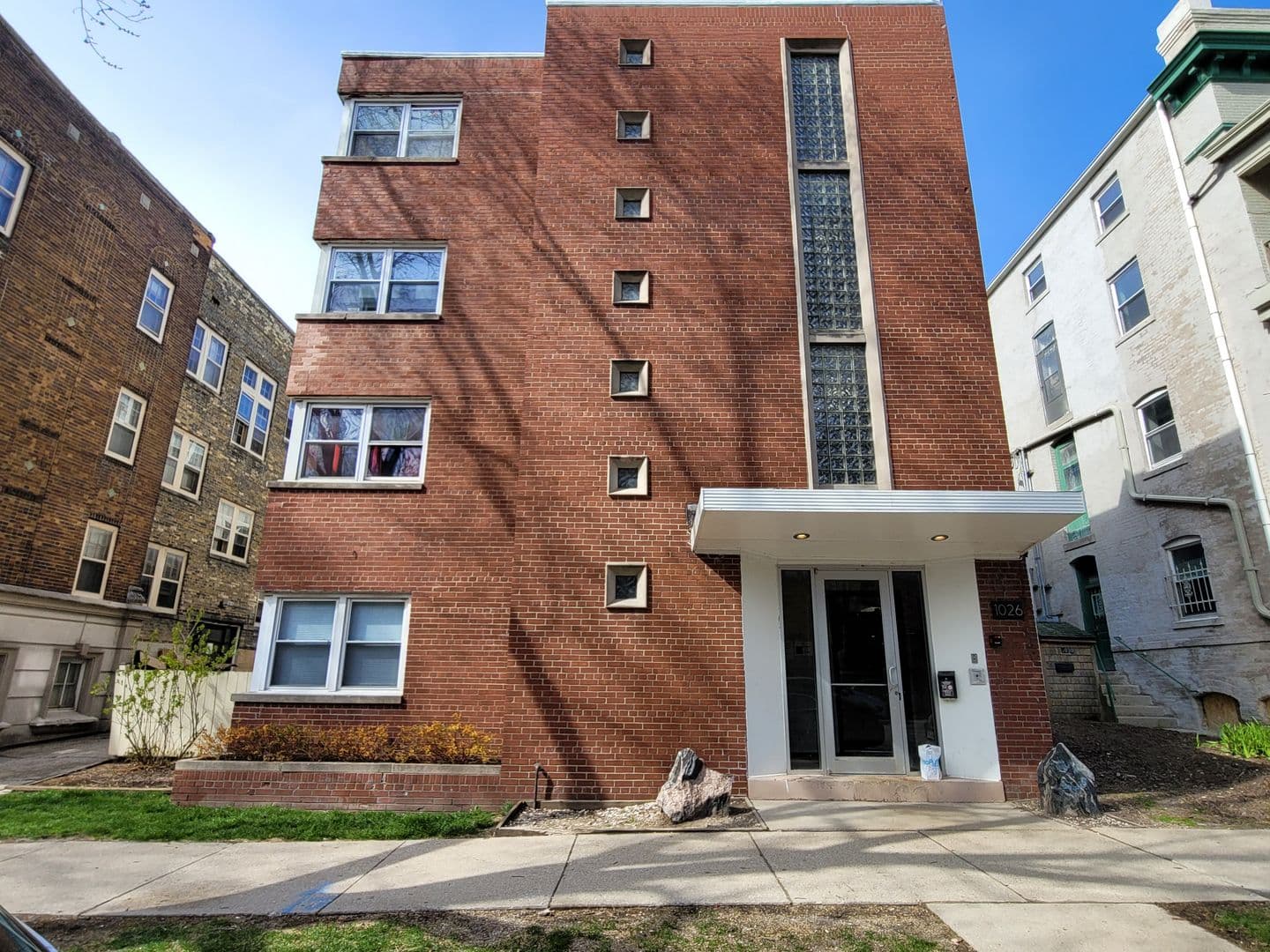 Milwaukee Apartment: 1026 E Lyon St
