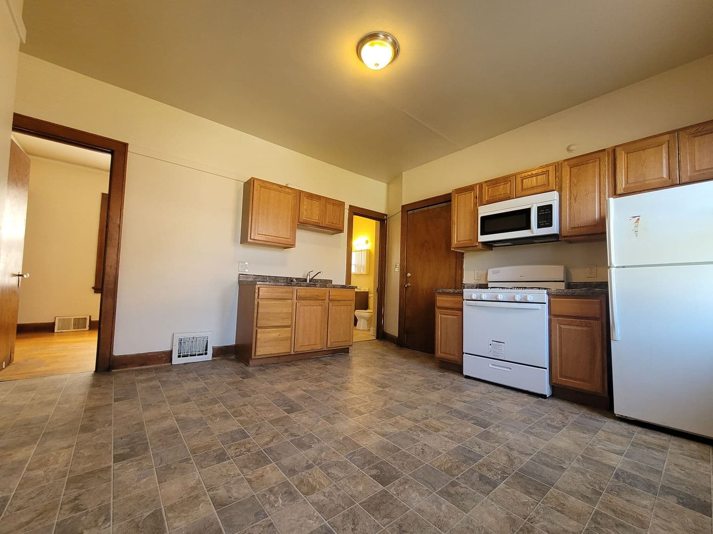 Milwaukee Apartment: 421-425 W. Washington St.