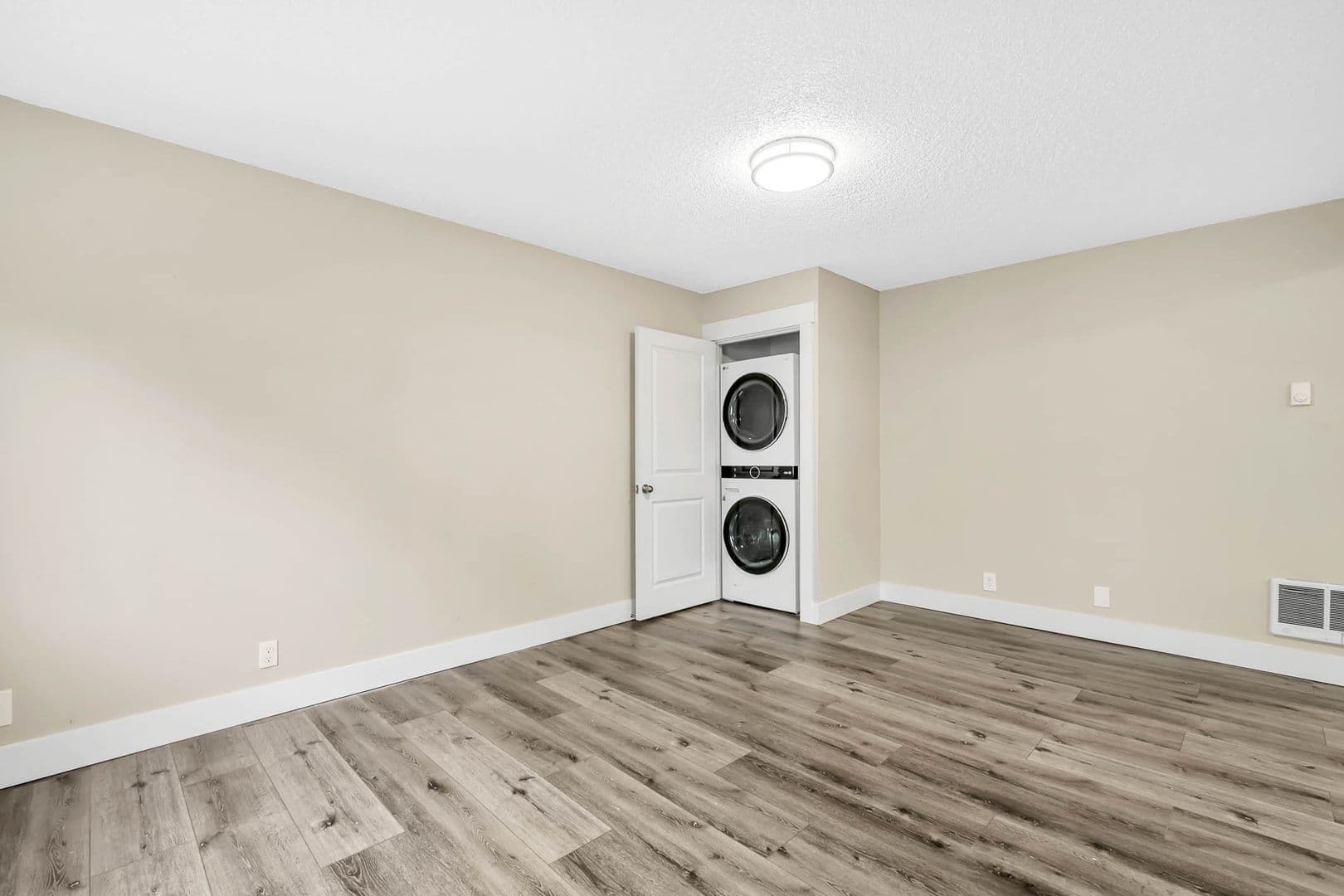 Albany Apartment: 3222 North Shore Dr SE