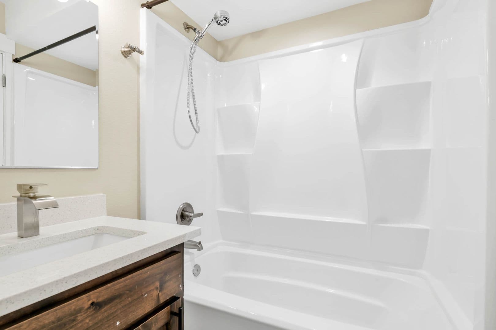Albany Apartment: 3222 North Shore Dr SE