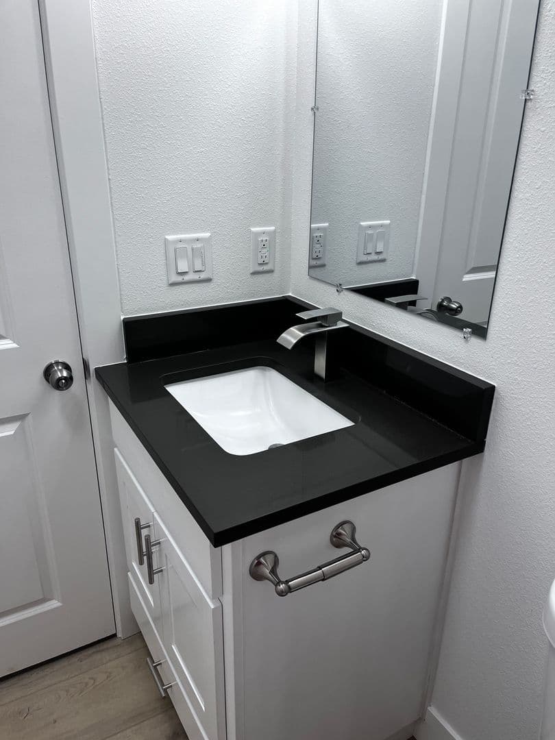 Salem Apartment: 2385 Fairgrounds Rd NE