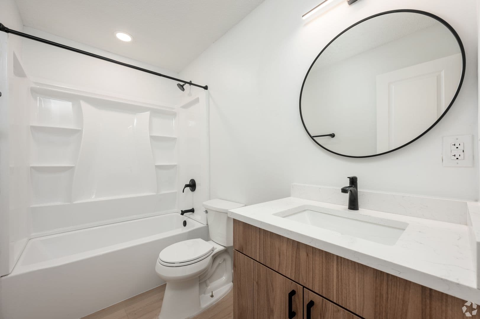 Eaton Apartment: 715 E Race St