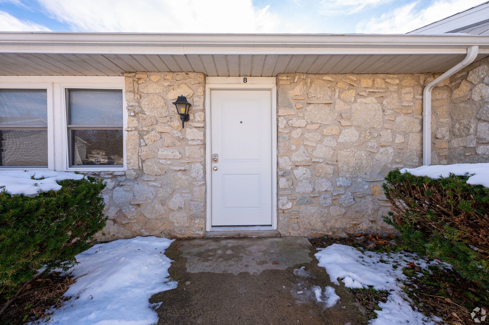 Eaton Apartment: 715 E Race St