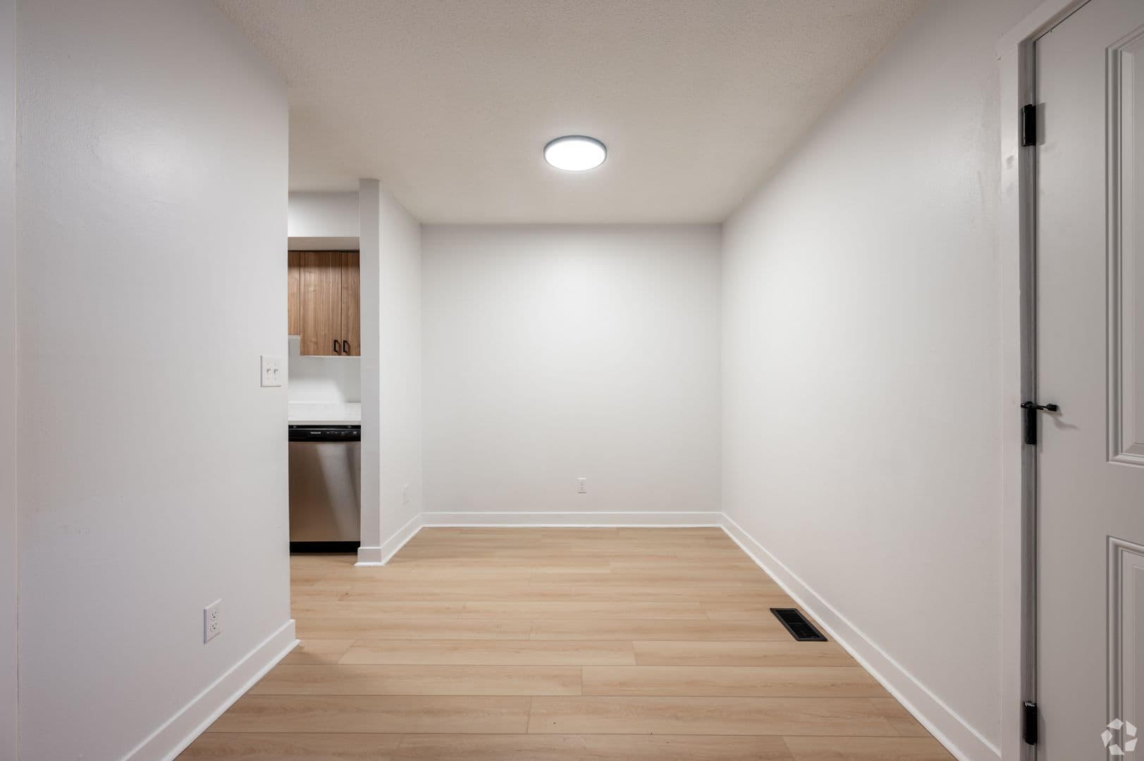 Eaton Apartment: 715 E Race St