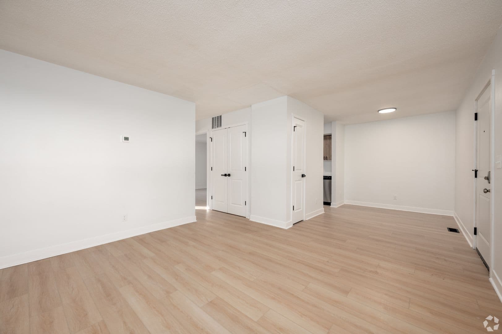 Eaton Apartment: 715 E Race St