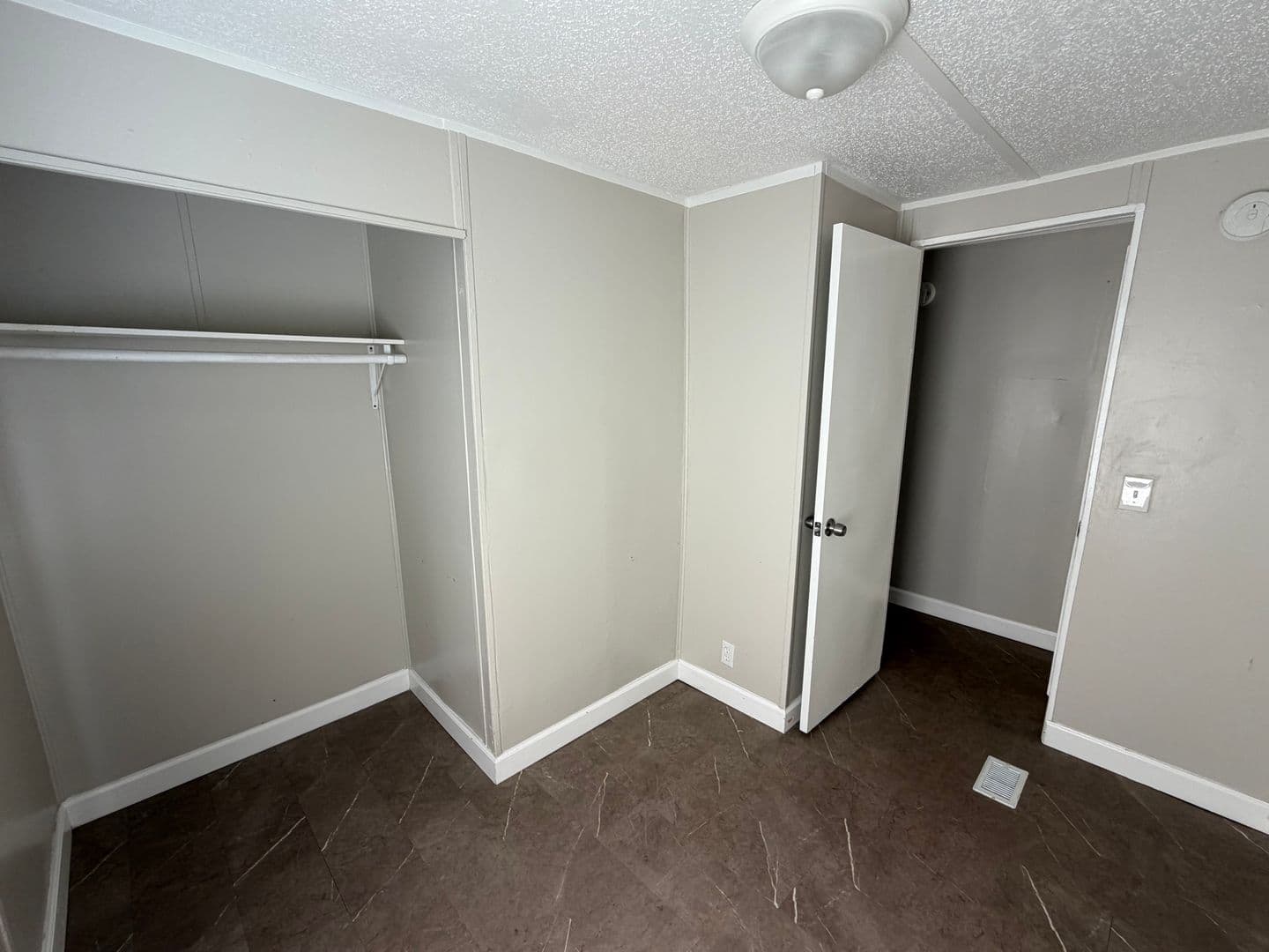 Lexington Apartment: Ayers Park Cove