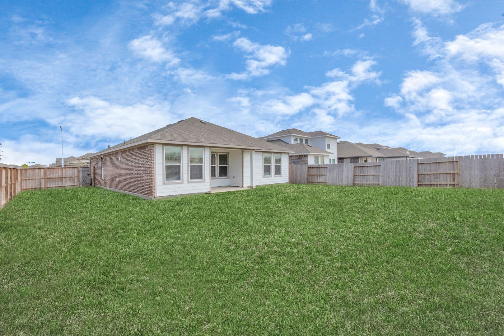 Rosharon House: 10642 Cascade Creek Drive
