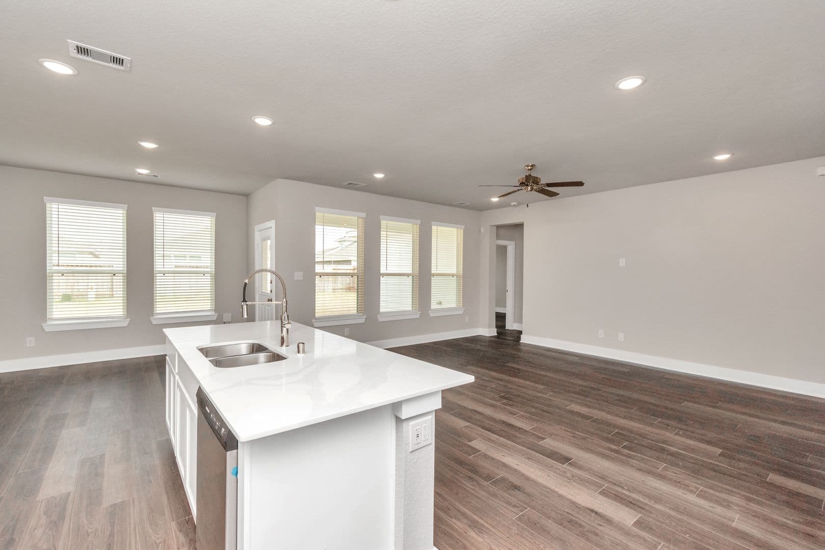 Rosharon House: 1233 Scarlet Creek Drive