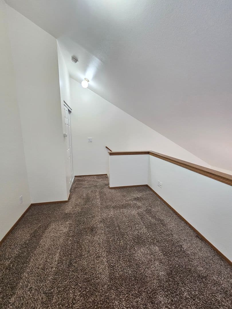 Moses Lake Apartment: 924 W 4th Ave