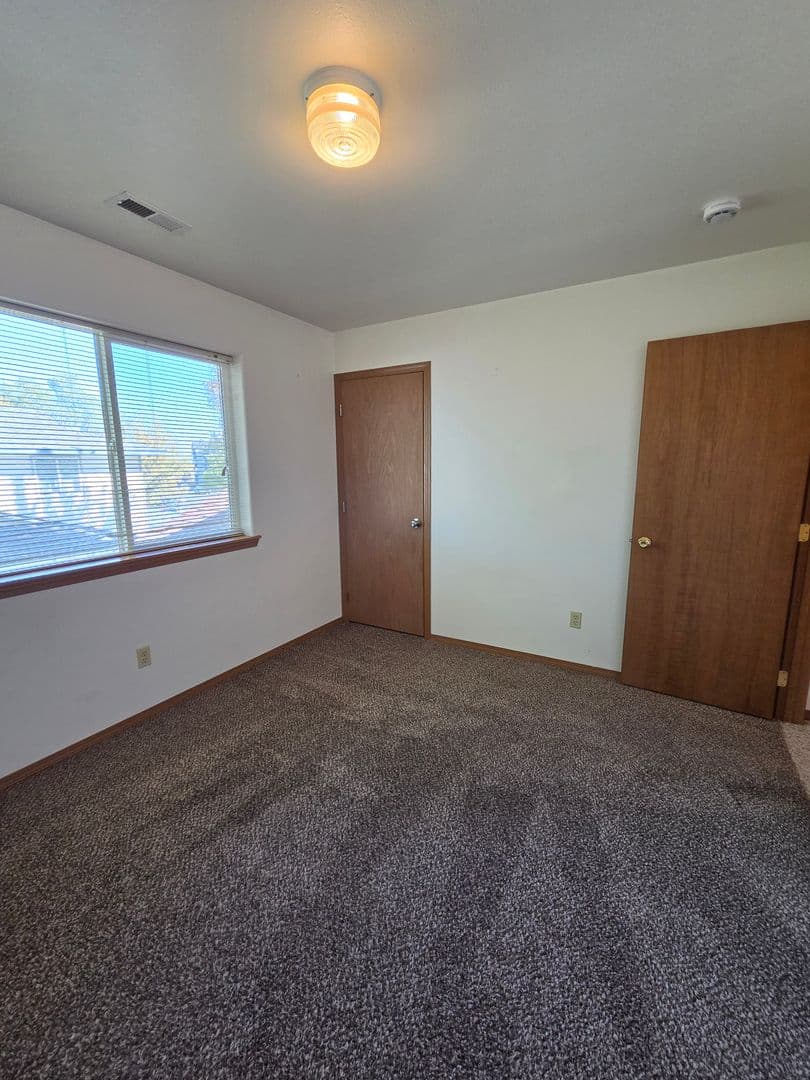 Moses Lake Apartment: 1830 W Crouse St