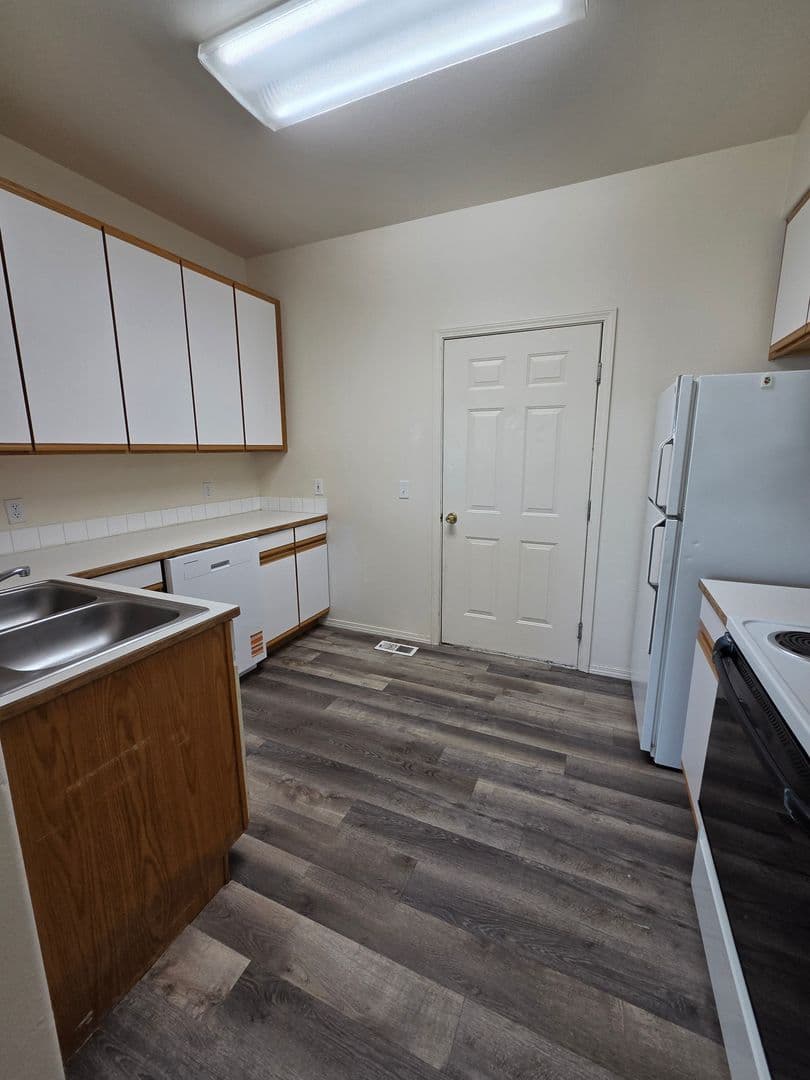 Moses Lake Apartment: 1712-1714 W Peninsula Dr