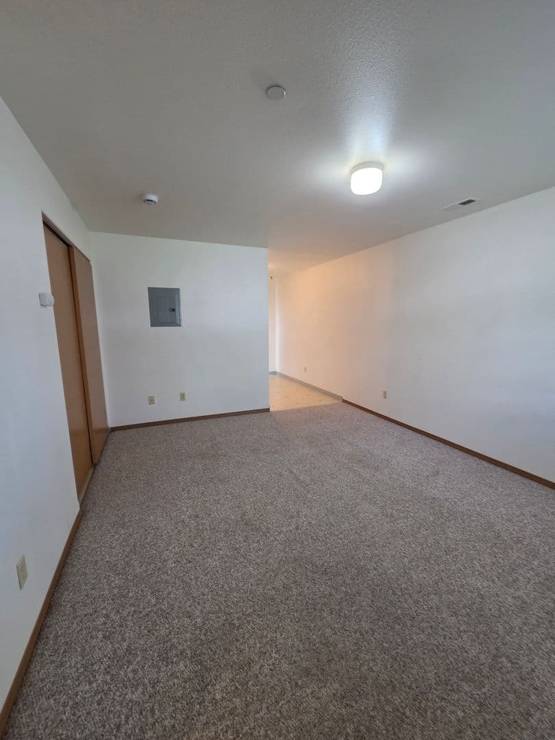 Moses Lake Apartment: 1830 W Crouse St