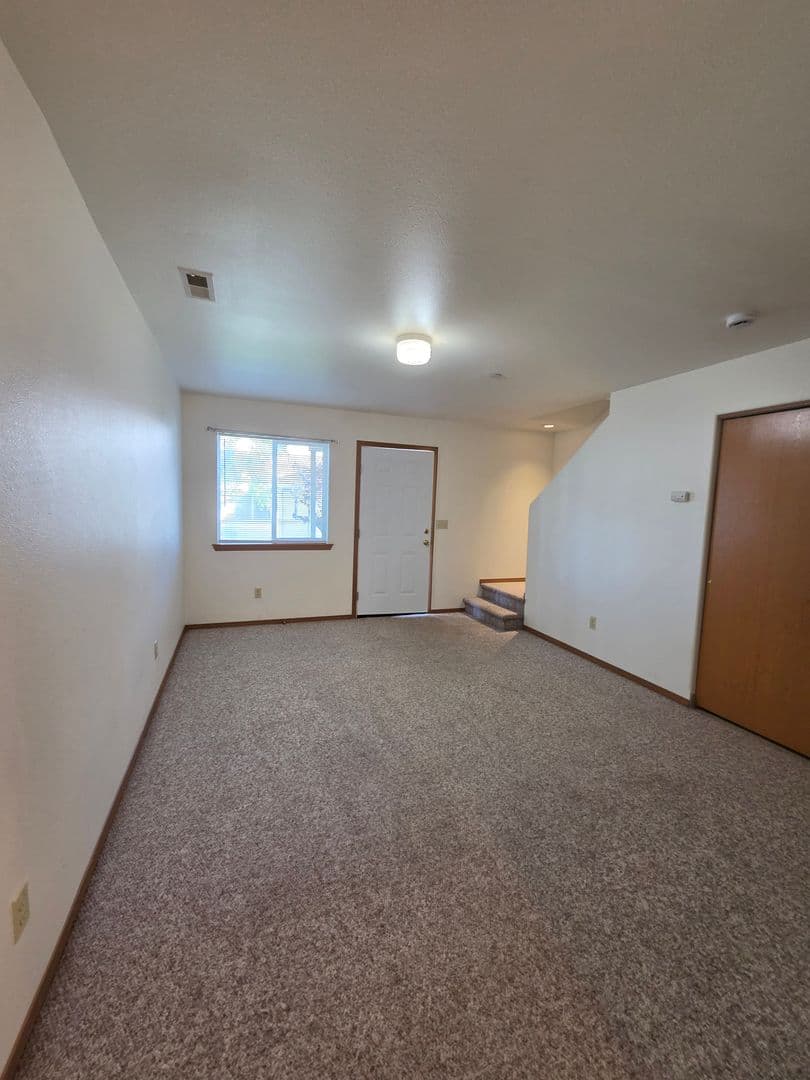 Moses Lake Apartment: 1830 W Crouse St