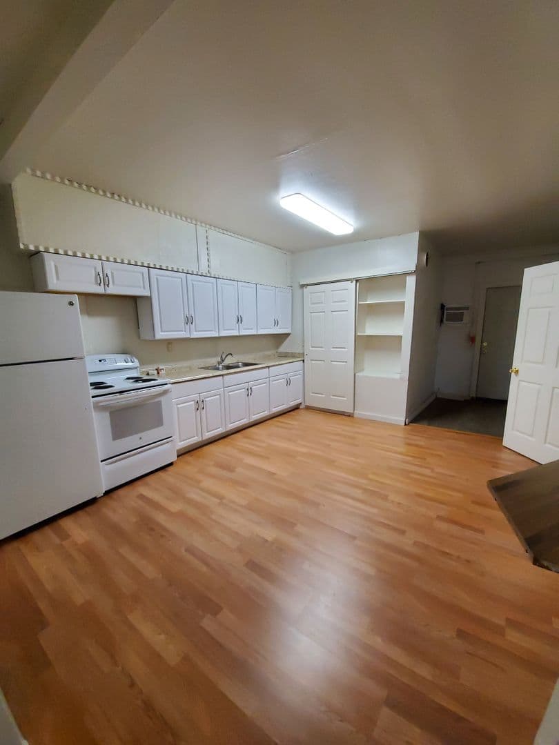 Warden House: 421 S County Road