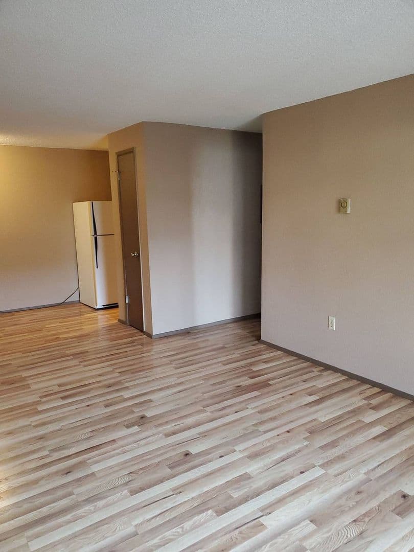 Moses Lake Apartment: 523 W Crest Dr