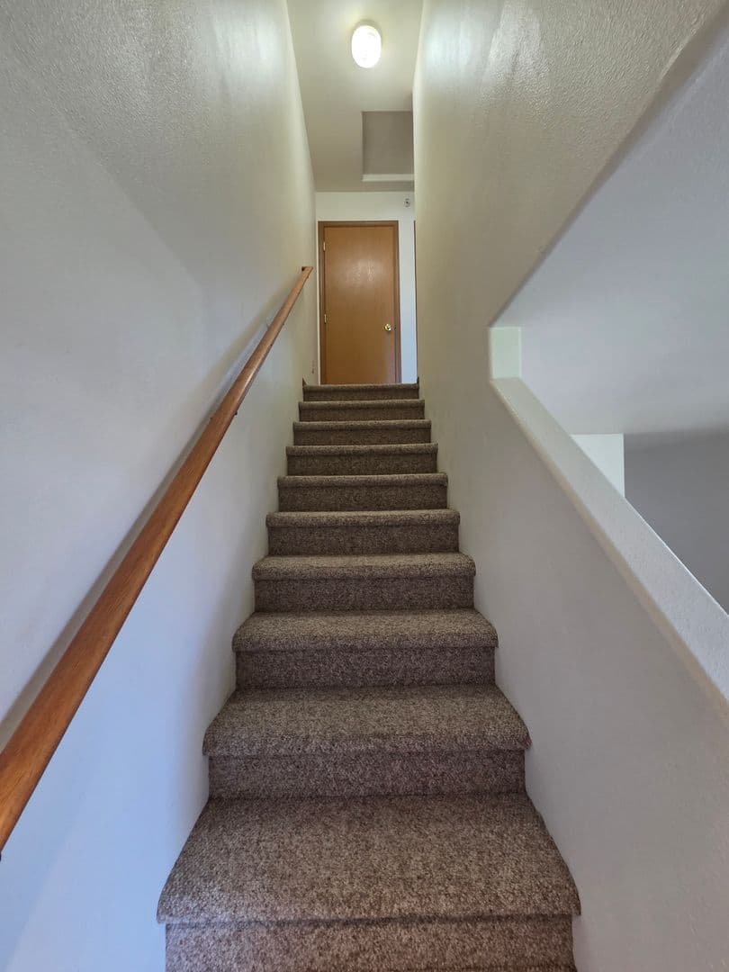 Moses Lake Apartment: 1830 W Crouse St