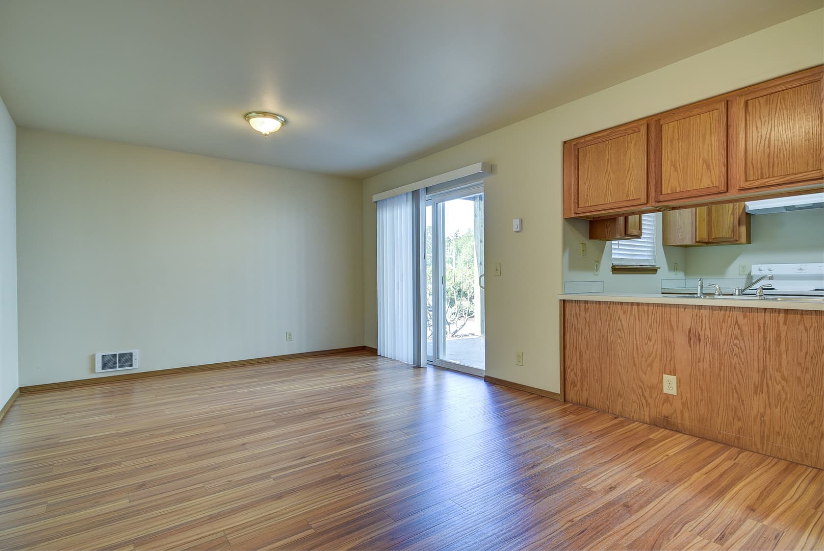 Oak Harbor Apartment: 1661 NE 16th Ave