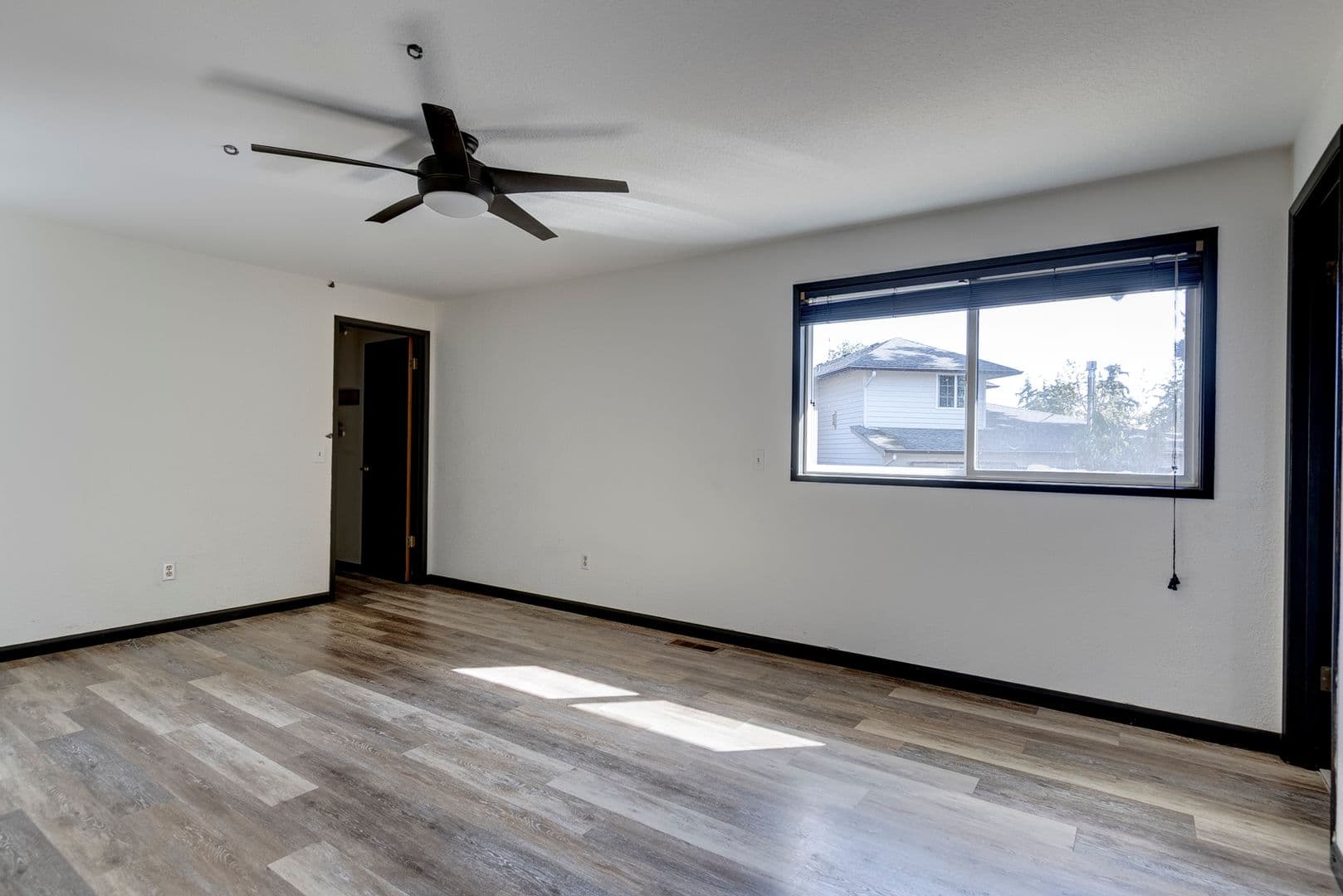 Oak Harbor House: 537 NW Columbia Dr