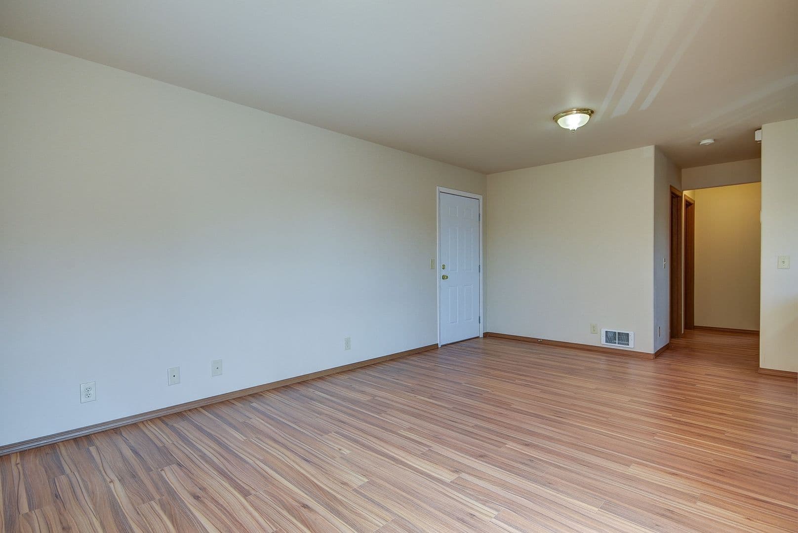 Oak Harbor Apartment: 1661 NE 16th Ave