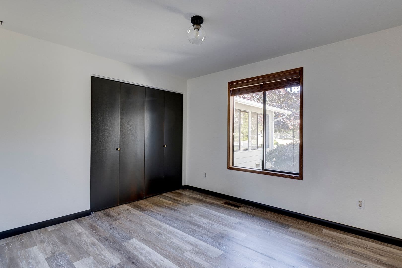 Oak Harbor House: 537 NW Columbia Dr