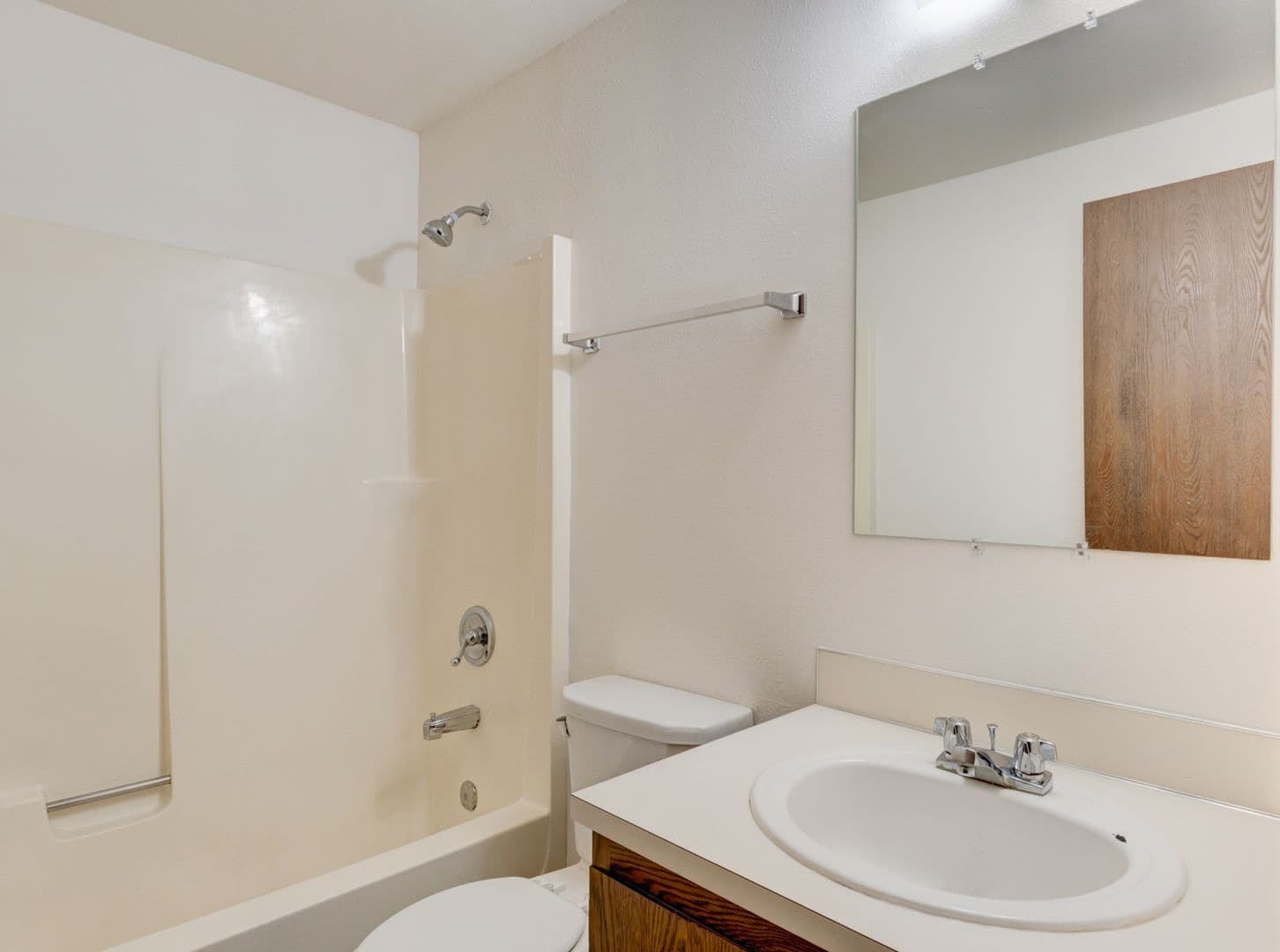 Oak Harbor Apartment: 390 NE Izett St