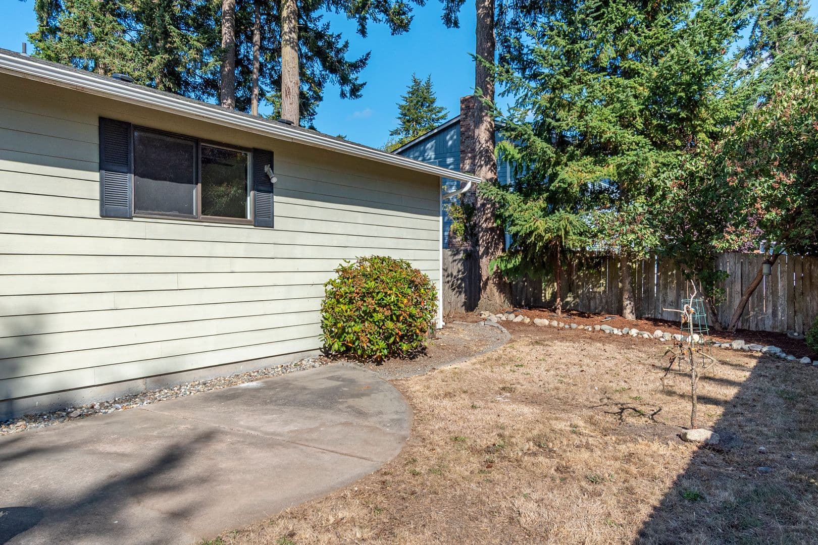 Oak Harbor House: 537 NW Columbia Dr