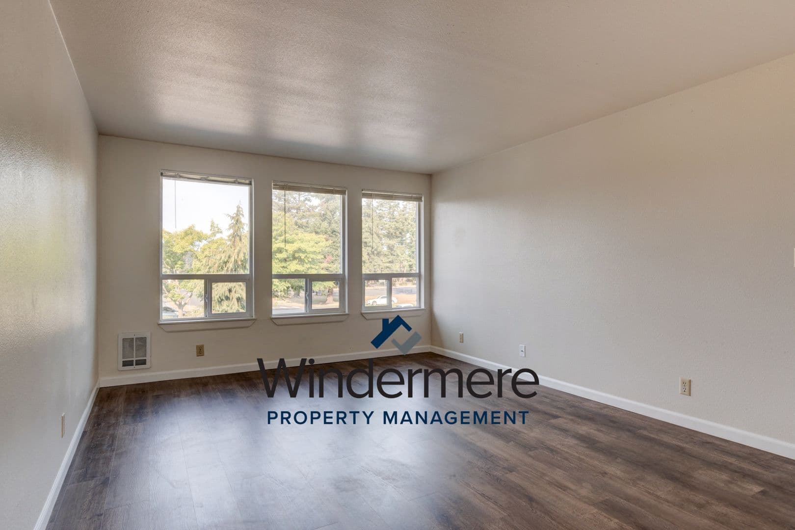 Oak Harbor Apartment: 390 NE Izett St
