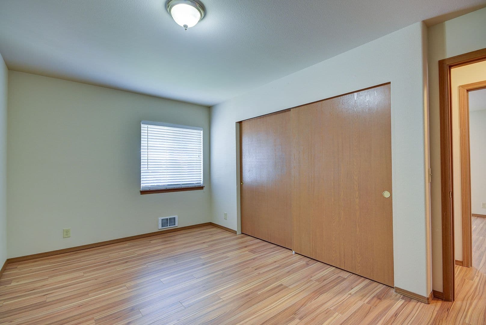 Oak Harbor Apartment: 1661 NE 16th Ave