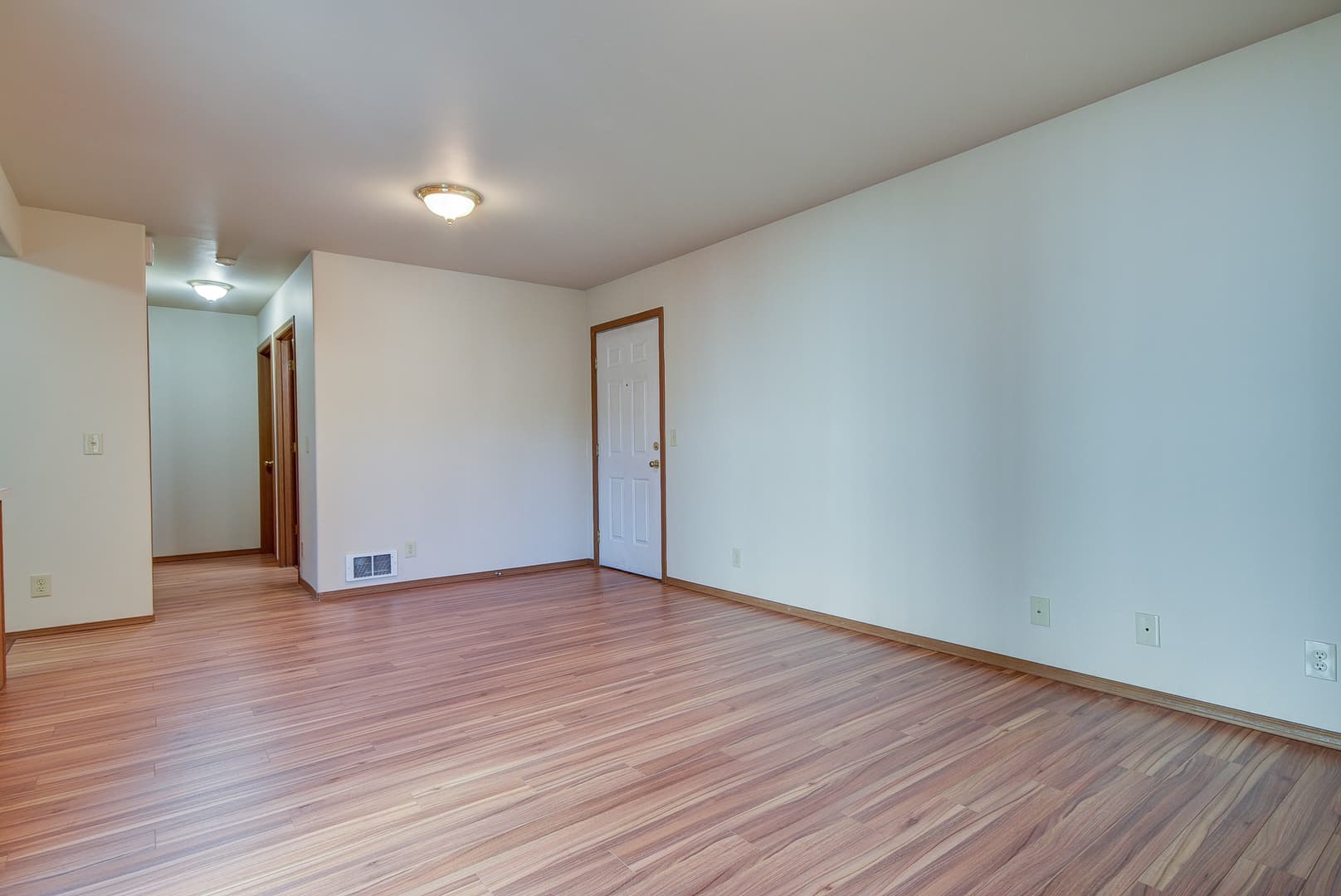 Oak Harbor Apartment: 1661 NE 16th Ave