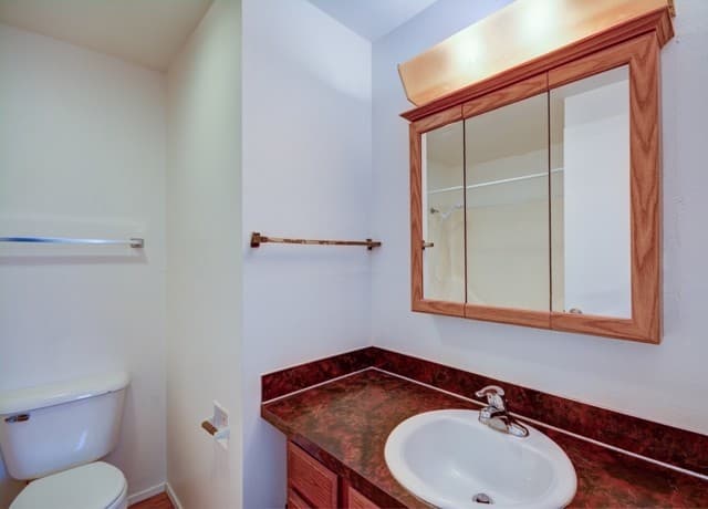 Oak Harbor Apartment: 310 SE Midway Blvd