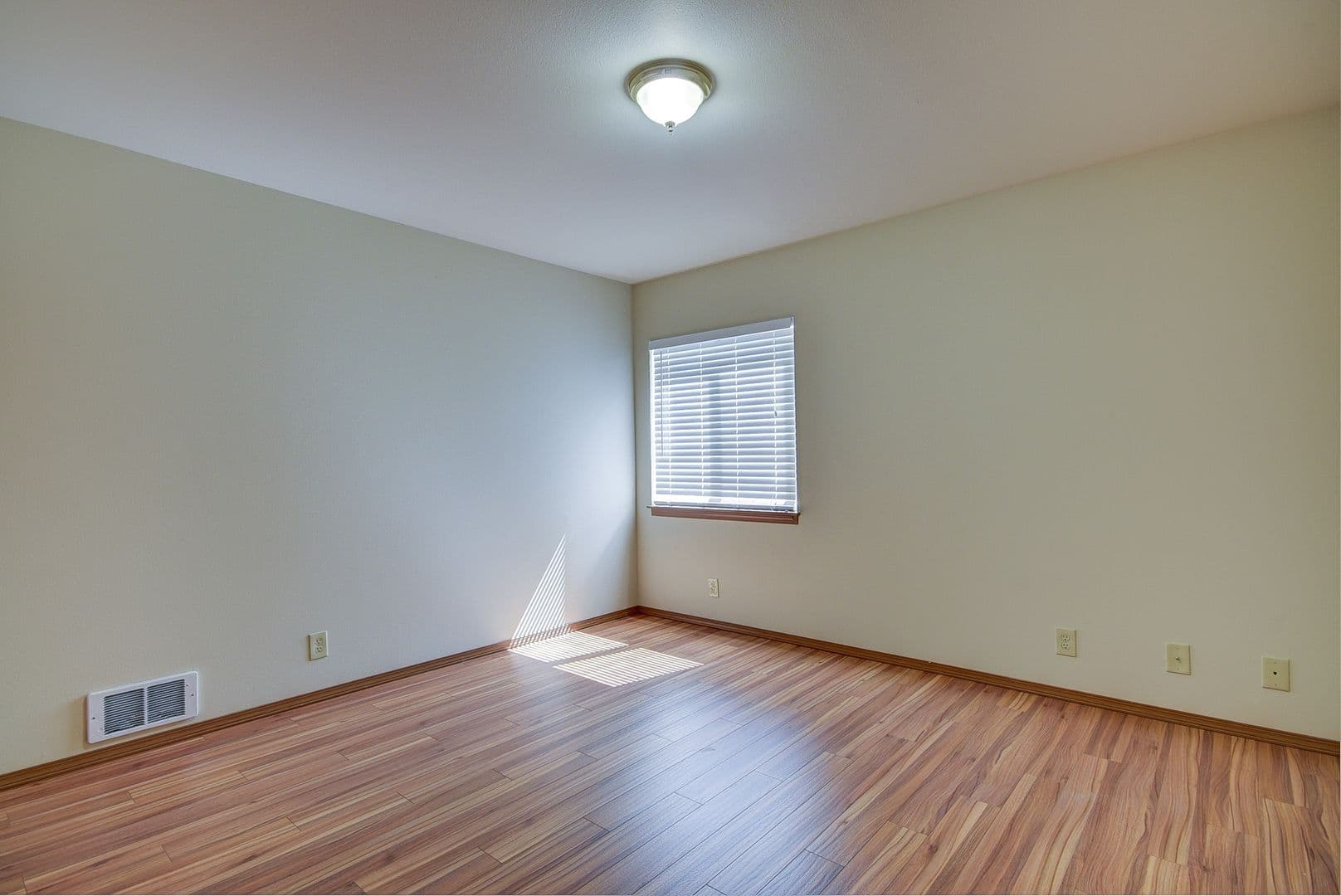 Oak Harbor Apartment: 1661 NE 16th Ave