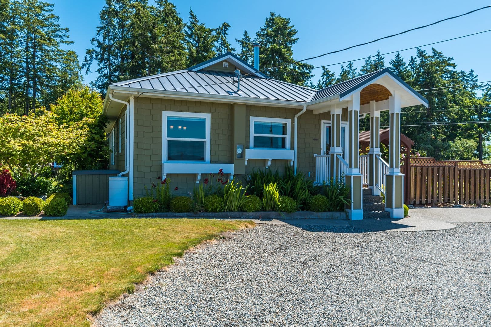 Oak Harbor House: 615 E. Crescent Harbor Rd