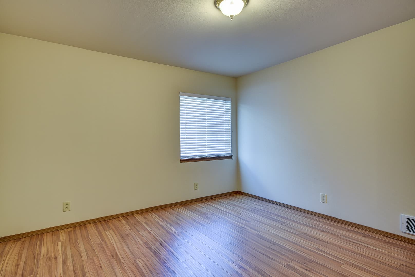 Oak Harbor Apartment: 1661 NE 16th Ave