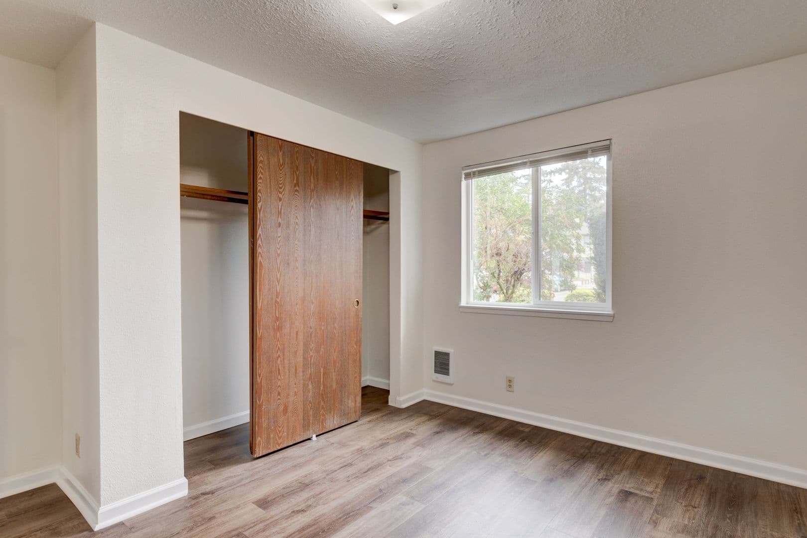 Oak Harbor Apartment: 390 NE Izett St