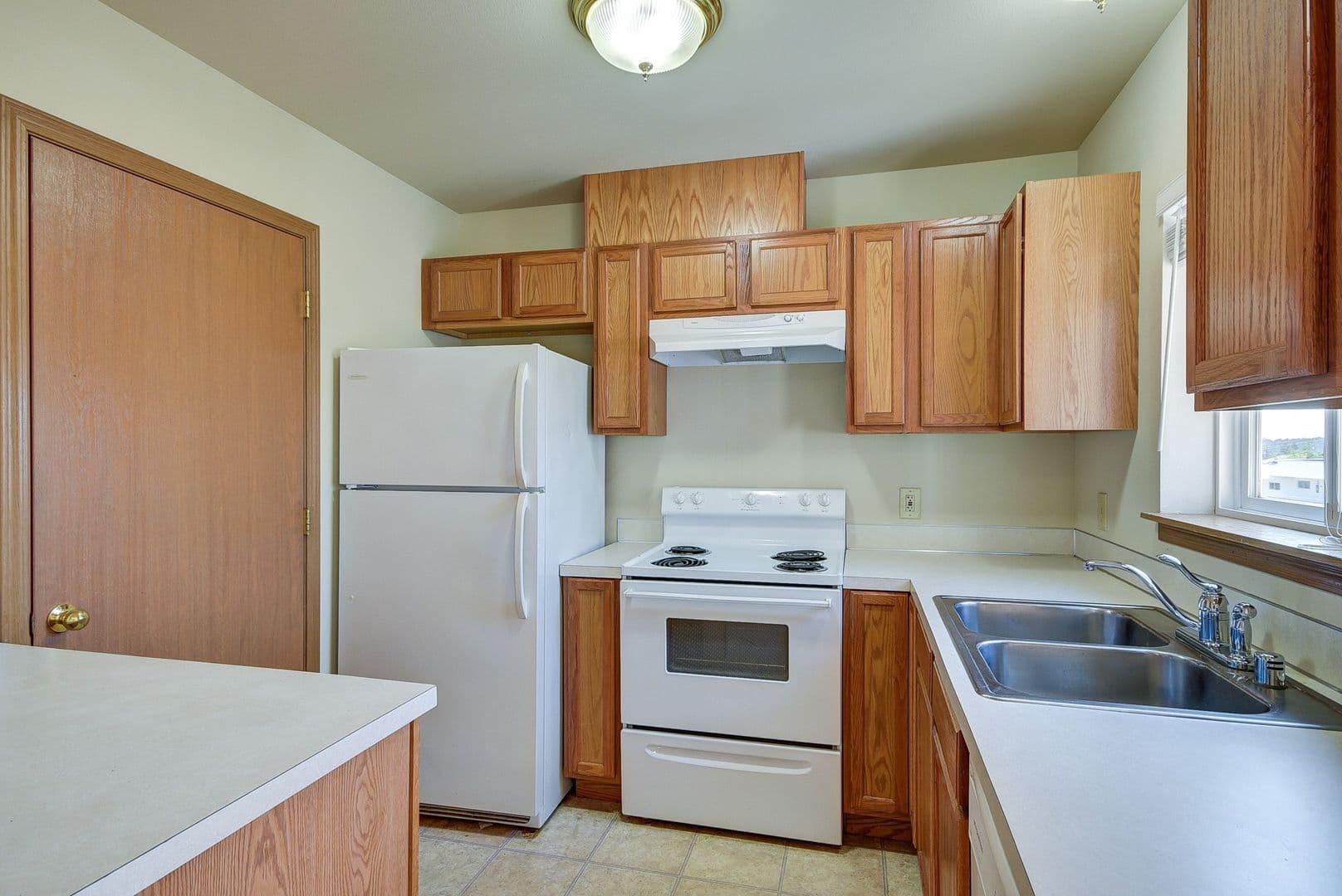 Oak Harbor Apartment: 1661 NE 16th Ave