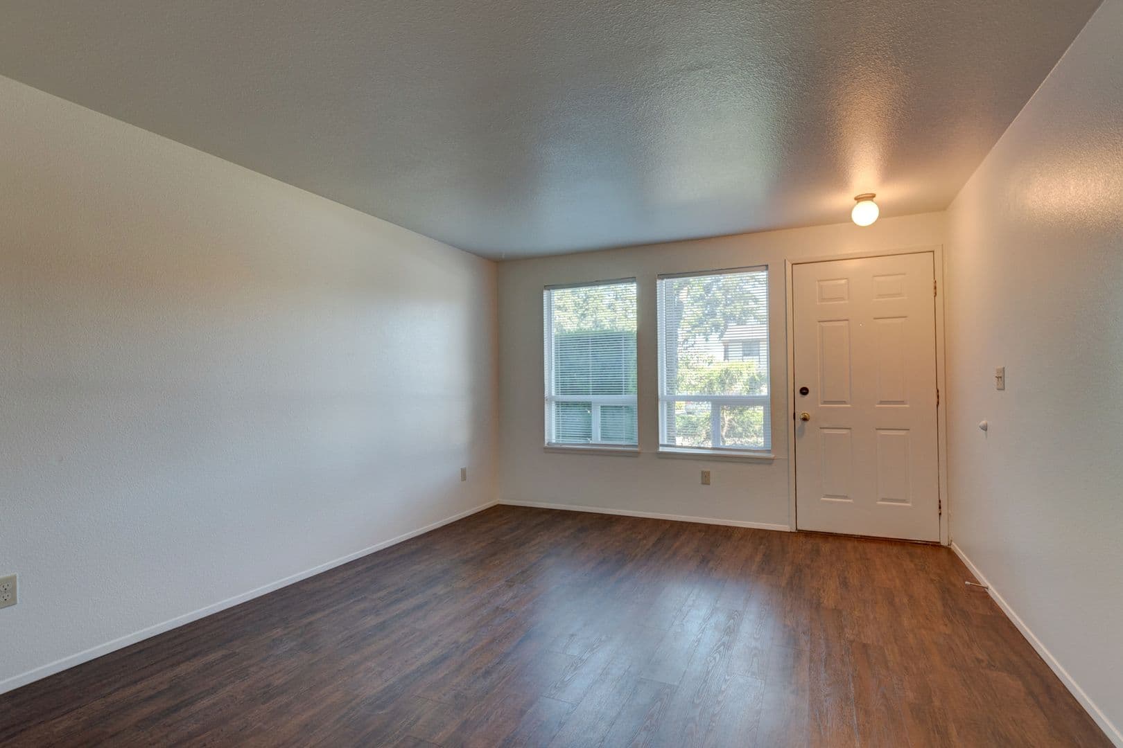 Oak Harbor Apartment: 390 NE Izett St
