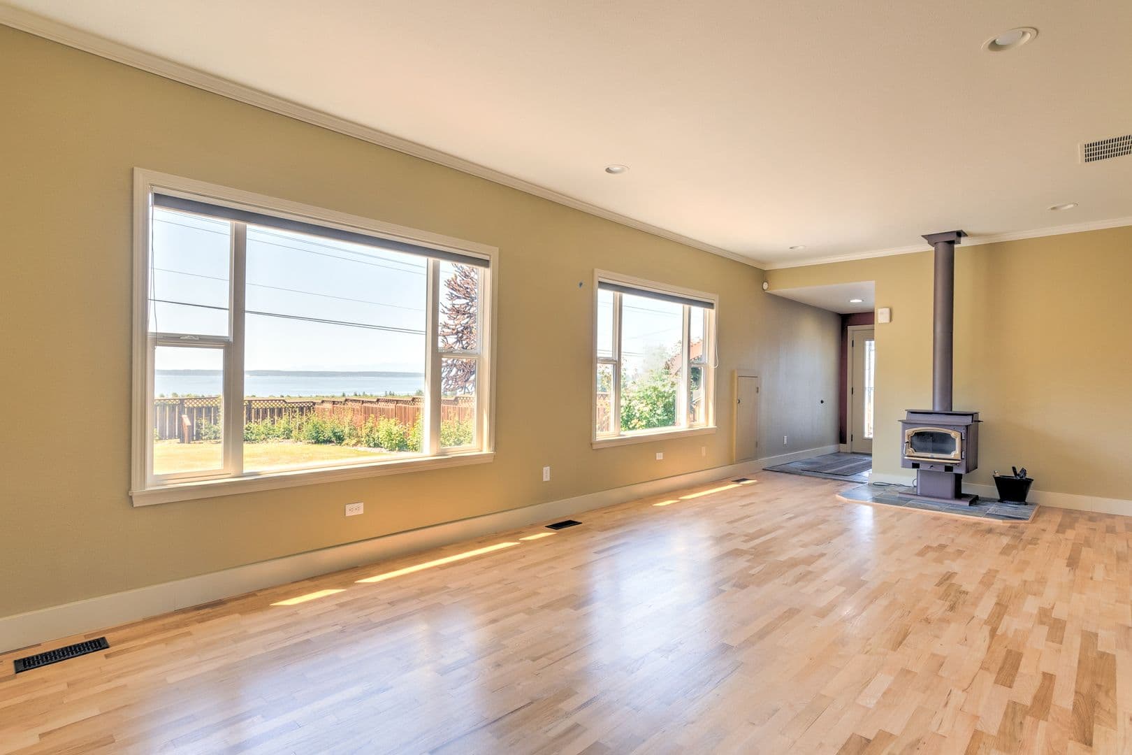 Oak Harbor House: 615 E. Crescent Harbor Rd