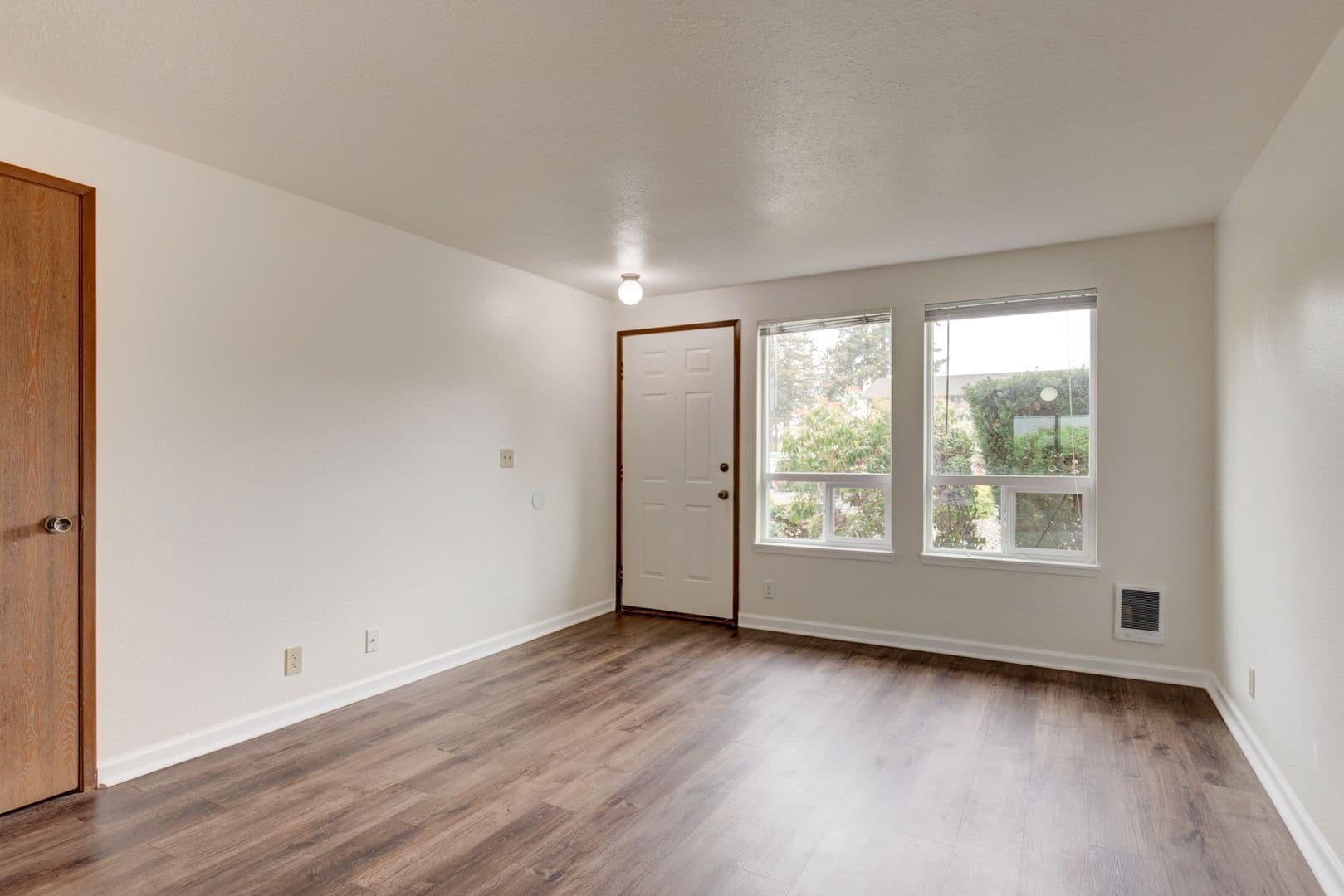 Oak Harbor Apartment: 390 NE Izett St