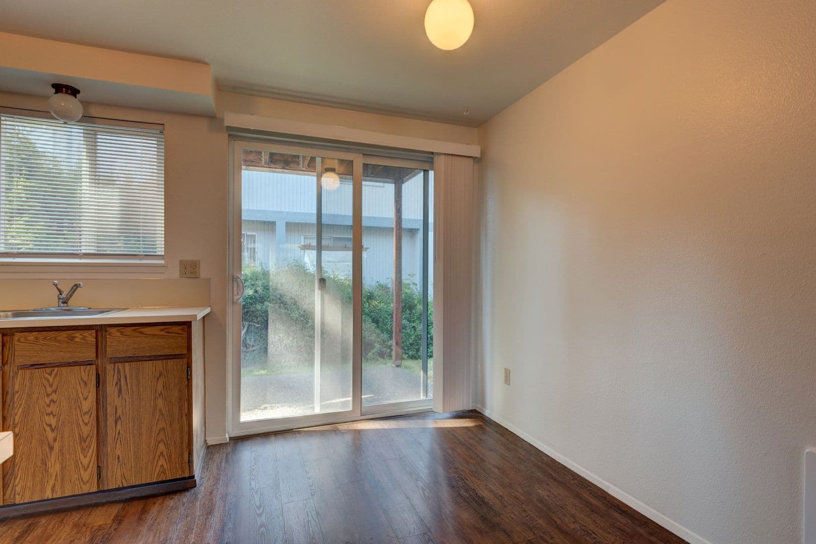 Oak Harbor Apartment: 390 NE Izett St