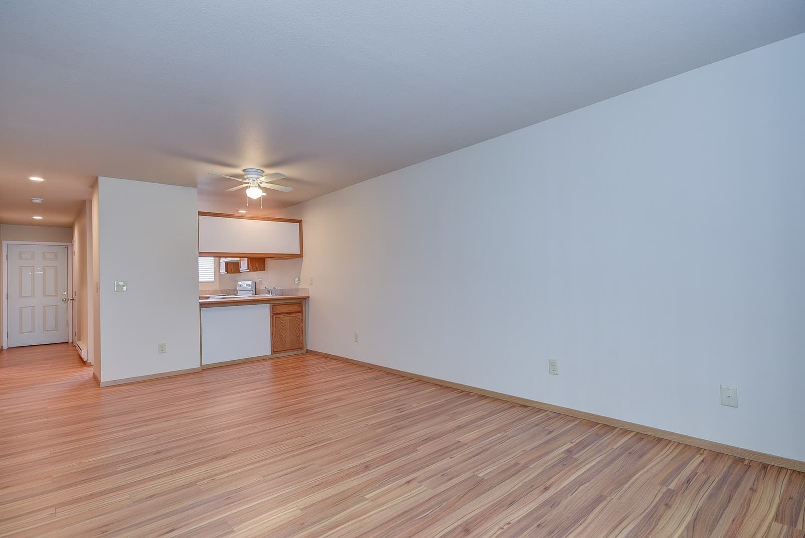 Oak Harbor Apartment: 1651 NE 16th Ave