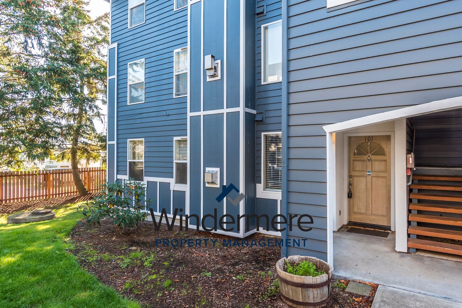 Oak Harbor Condo: 300 N Oak Harbor ST #B101