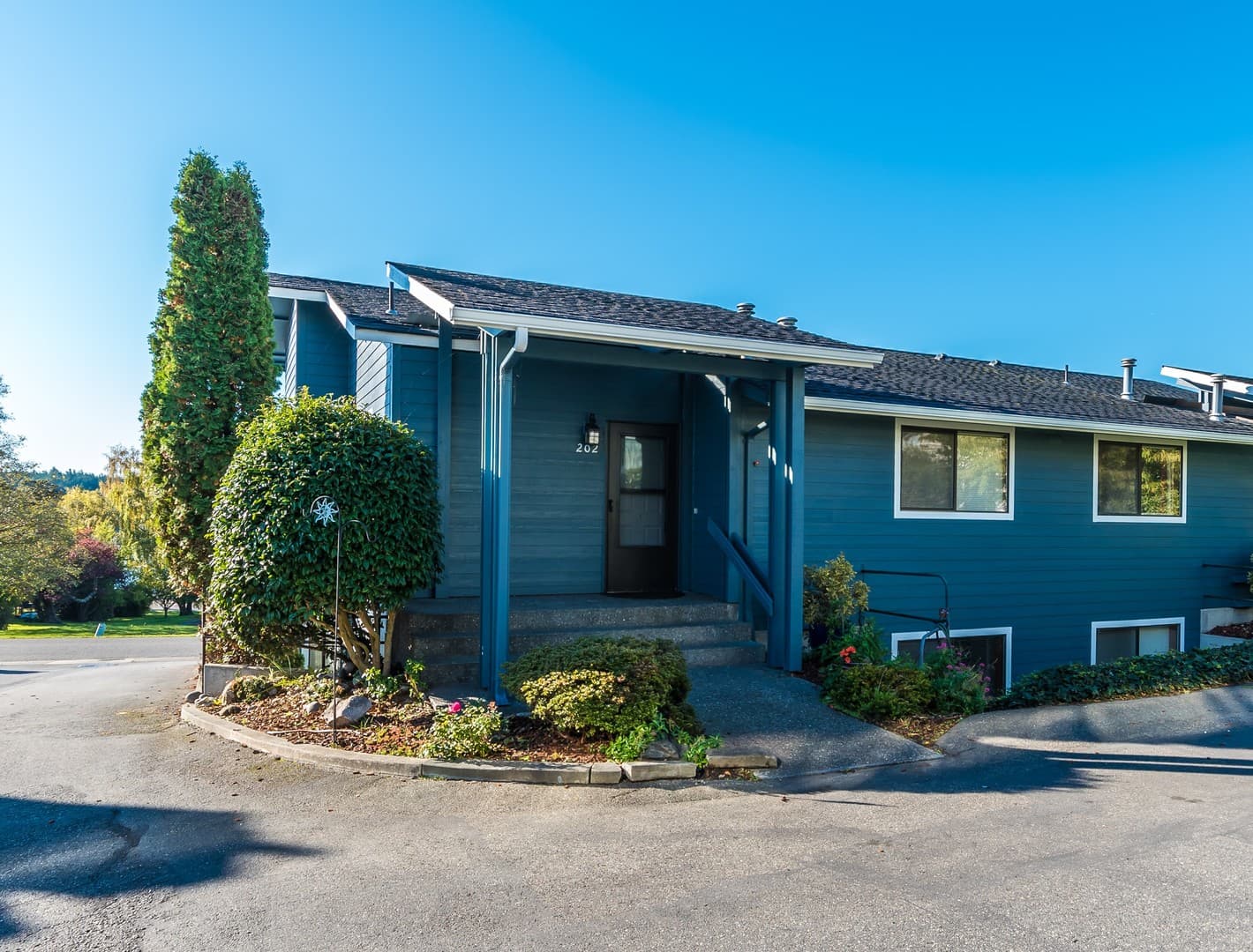 Oak Harbor Apartment: 1680 SE 10th Ave