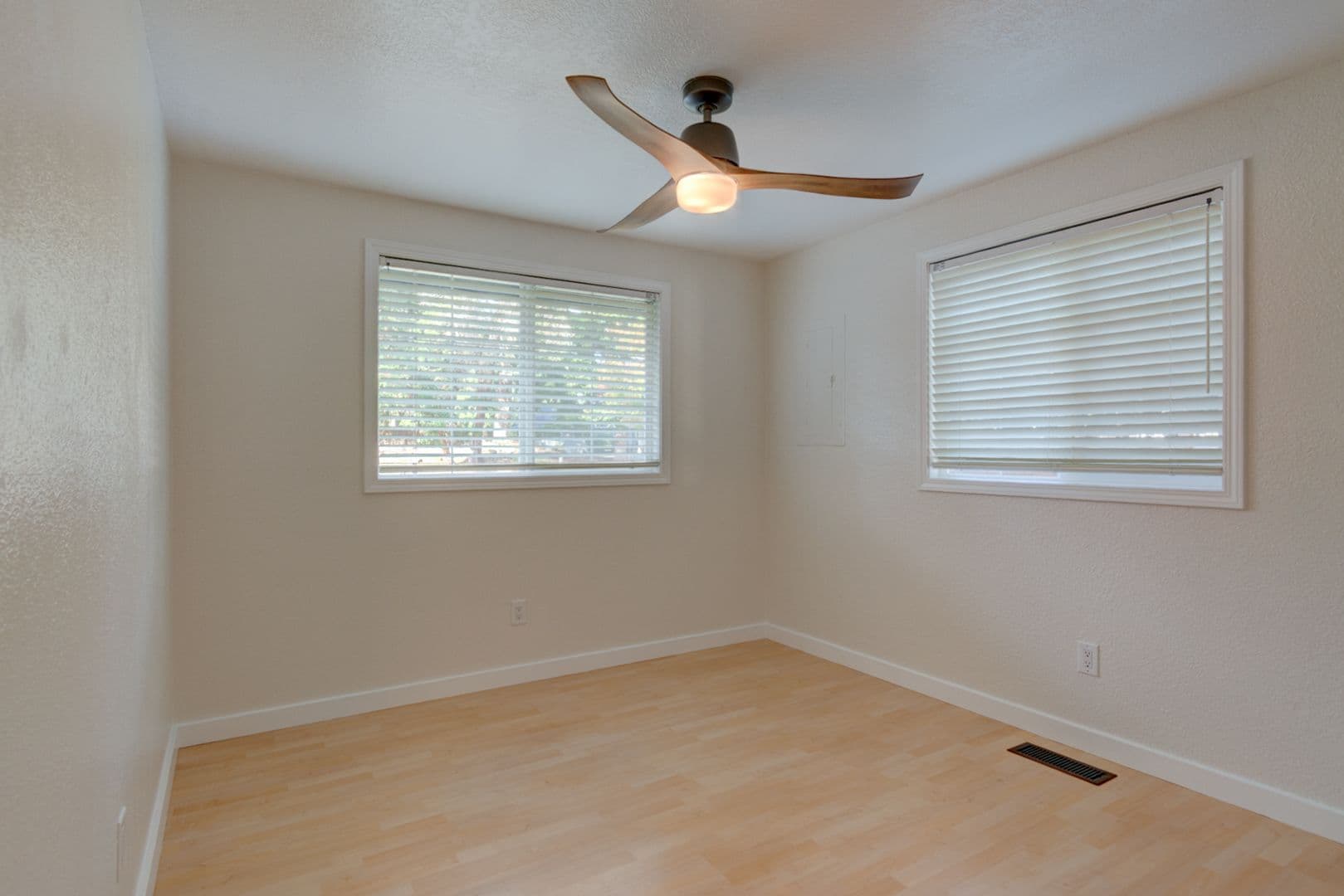 Coupeville House: 1054 NE Pennington Lp