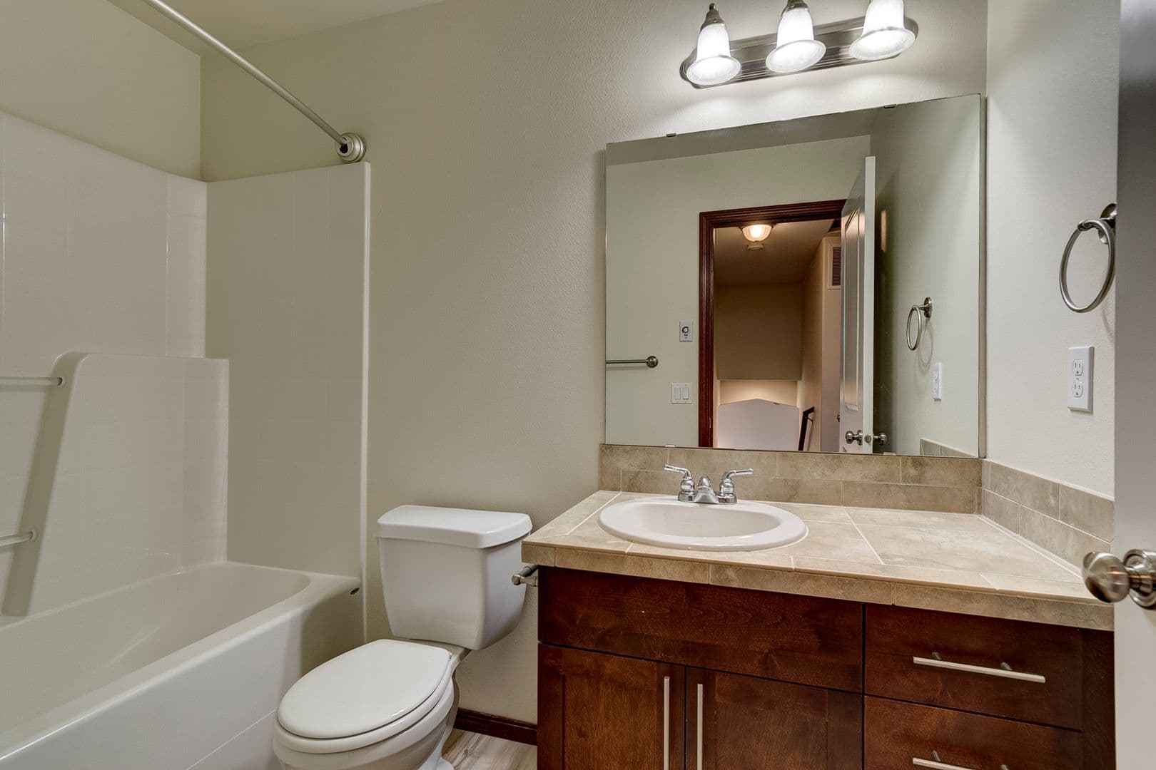 Oak Harbor House: 2555 SW Navigator Lp