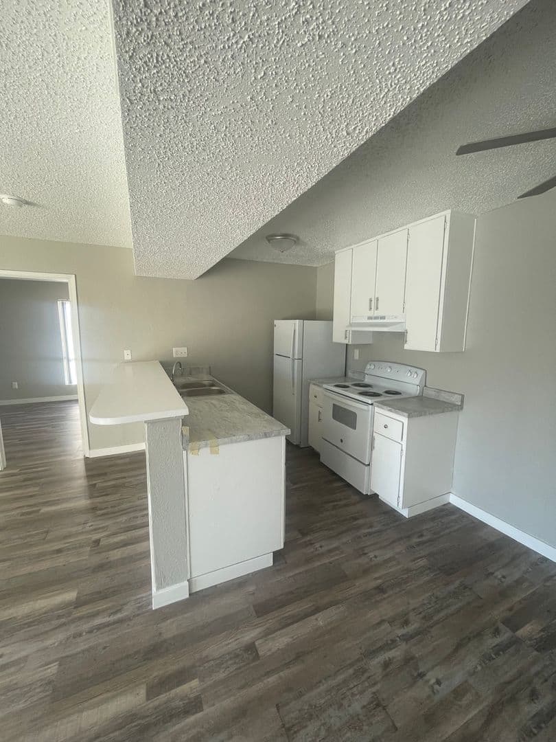 Las Vegas Apartment: 303 E. Harmon Ave
