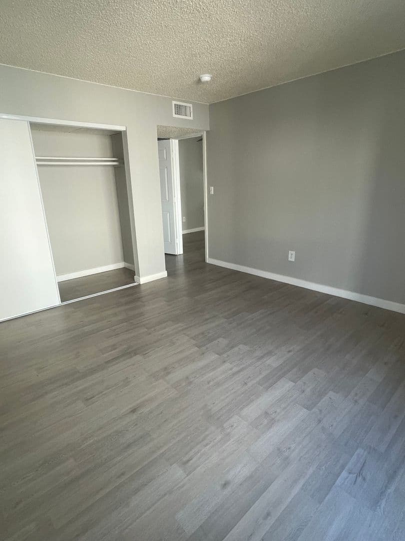 Las Vegas Apartment: 303 E. Harmon Ave