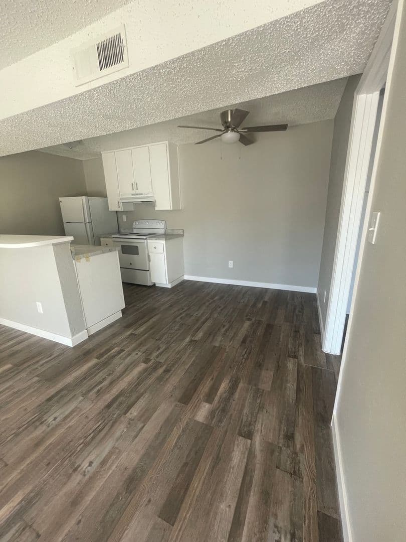 Las Vegas Apartment: 303 E. Harmon Ave
